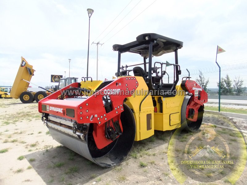 Vibrocompactador Dynapac CC524 HF tandem equipado con doble rodillo liso de 77
