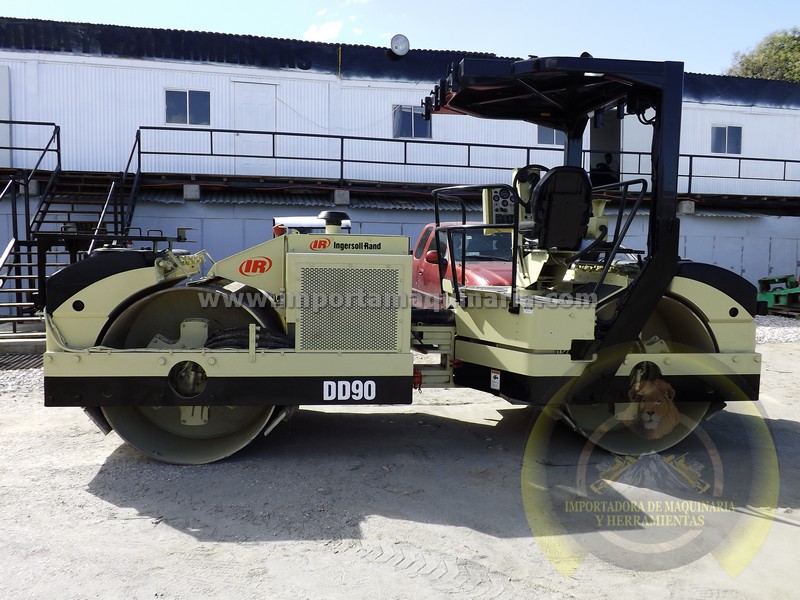 Vibrocompactador Ingersoll Rand DD-90 con doble rodillo liso de 66 in