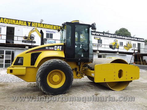 Vibrocompactador Caterpillar CS-583E equipado con rodillo liso de 84