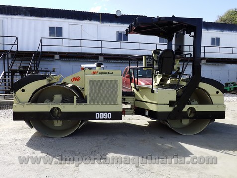Vibrocompactador Ingersoll Rand DD-90 con doble rodillo liso de 66 in